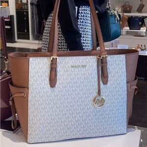Michael Kors Vanilla Gilly Large Drawstring Travel Shoulder Hand bag tote Purse